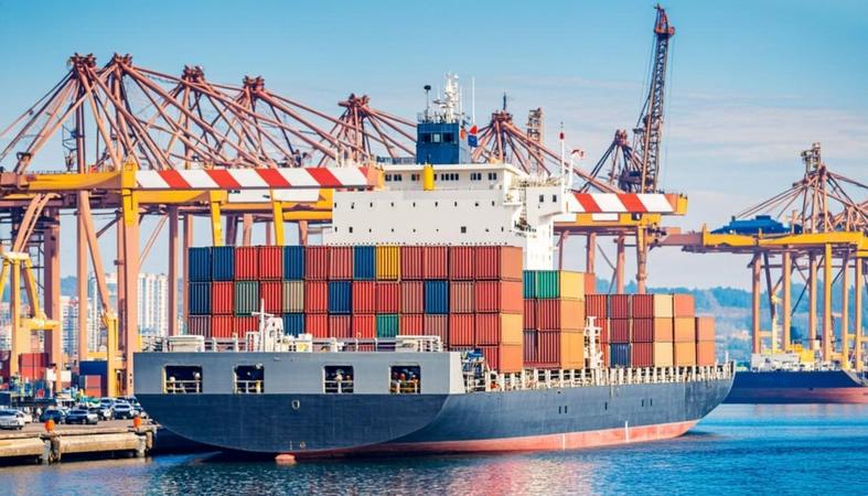 Uluslararası deniz ticaret limanında konteyner yükleme işlemleri